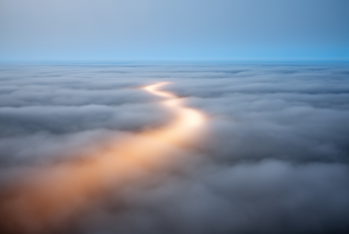 Deux trajectoires de lumière divergentes sortant d'un banc de nuages, l'une ambrée et l'autre bleue, ambiance contemplative